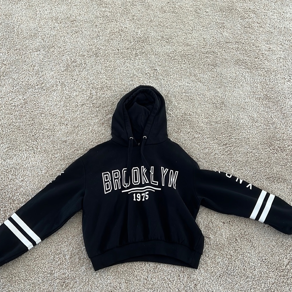 Black sports style crop top hoodie “Brooklyn 1975”